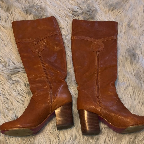 Brown heeled genuine leather boot - Picture 2 of 2